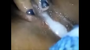 Зрелая брюнетка в позе раком онанирует свою мокрощелку